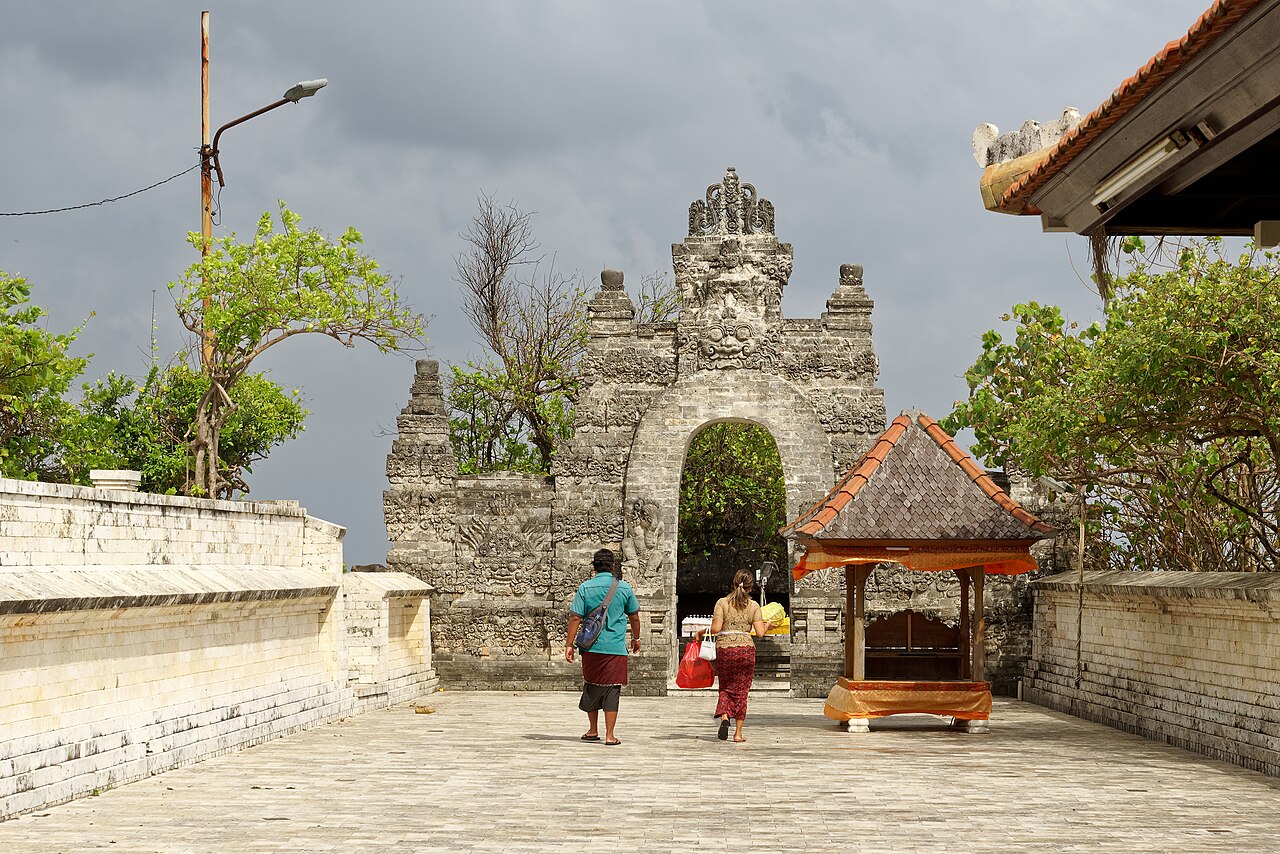 Pura Luhur Uluwatu, Salah Satu Pura Sad Kahyangan di Tebing Bali
