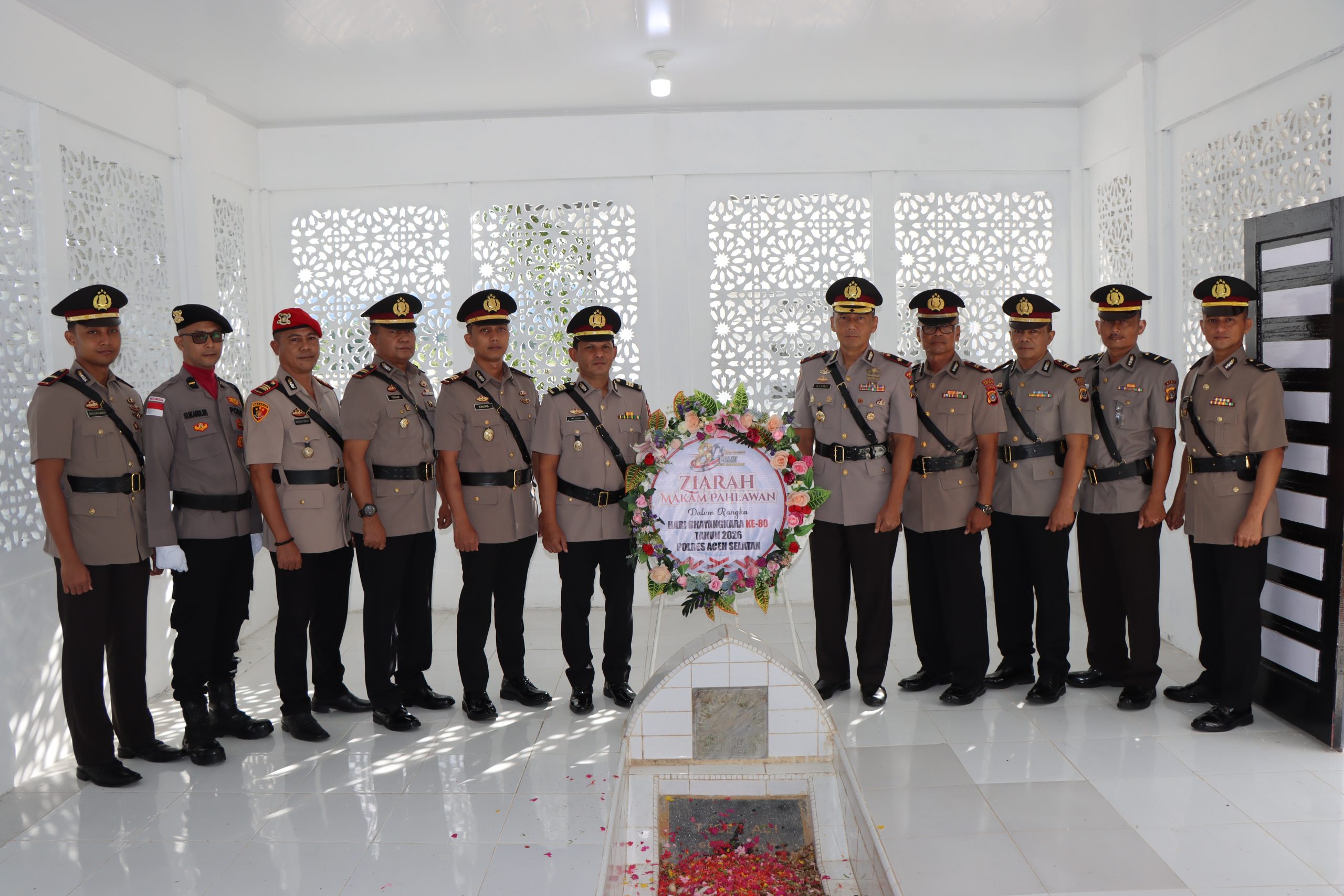 Polres Aceh Selatan Gelar Ziarah dan Tabur Bunga di Makam Pahlawan Teuku Cut Ali Jelang Hari Bhayangkara Ke-80