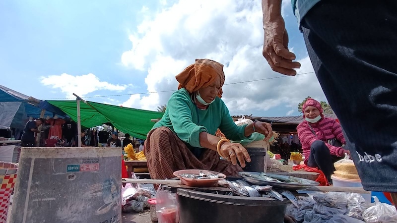 Perempuan Flores Timur Bertahan Hidup di Tengah Ancaman Erupsi Lewotobi Laki-Laki, 1.340 Kali Letusan Sejak November 2024