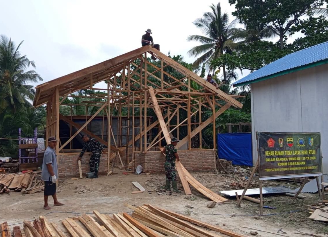 Satgas TMMD Ke-129 Kodim 0208/Asahan Kerjakan Renovasi Rumah Warga di Batu Bara Meski Hari Libur