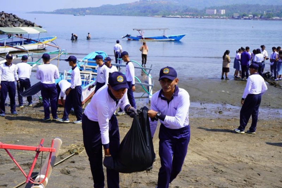 HUT ke-81 TNI AL, Kodaeral VIII Bersihkan Pantai Karang Ria Manado dan Bagikan 100 Paket Sembako ke Nelayan