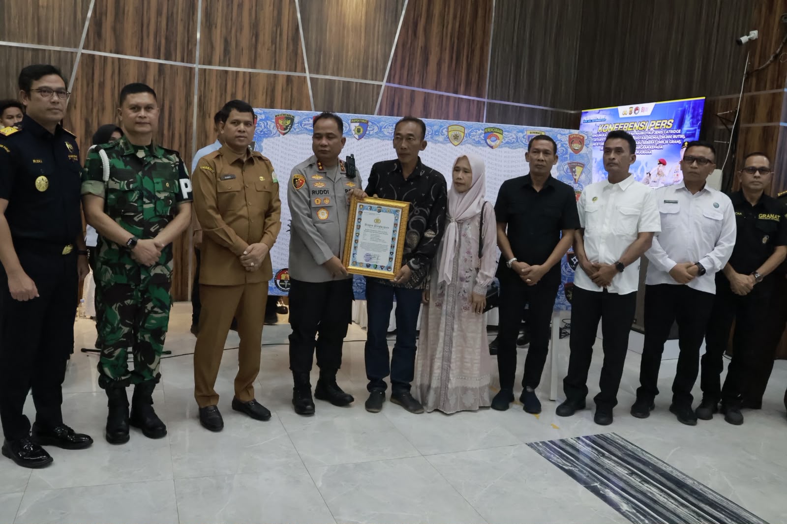 Kapolda Aceh Beri Penghargaan ke Keluarga Pratu Galuh Nugraha, Anggota TNI yang Gugur Bantu Polisi Bongkar Narkoba di Bireuen