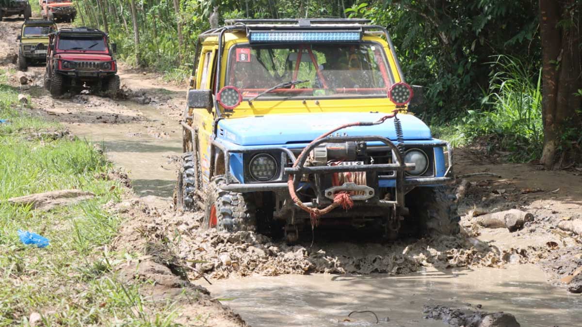 Polres Ogan Ilir Offroad ke Dua Desa Terpencil Demi Antar 40 Karung Beras ke Warga Kurang Mampu