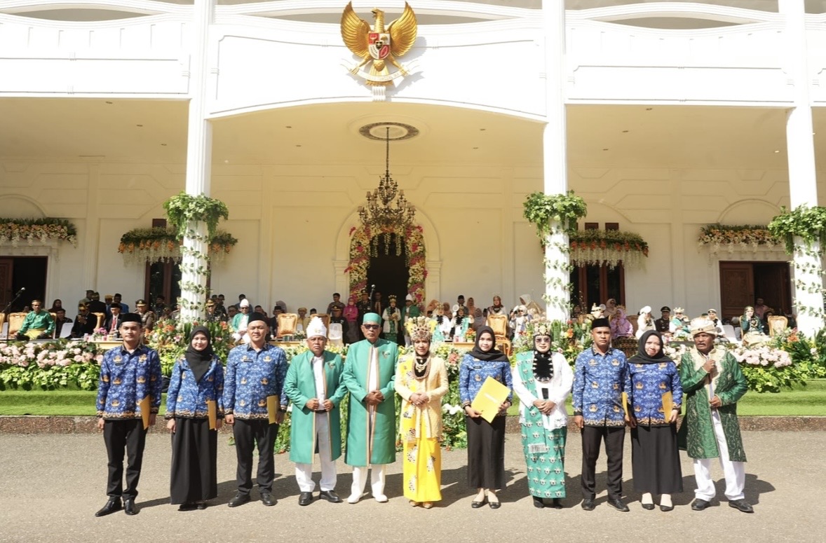 HUT ke-23 Kepulauan Sula, Bupati Serahkan SK PNS 100 Persen untuk 45 Honorer