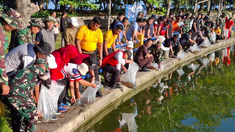 2.500 Bibit Ikan Nila Ditebar, Pemprov Bengkulu dan TNI Bersihkan Sampah di Pantai Tapak Paderi