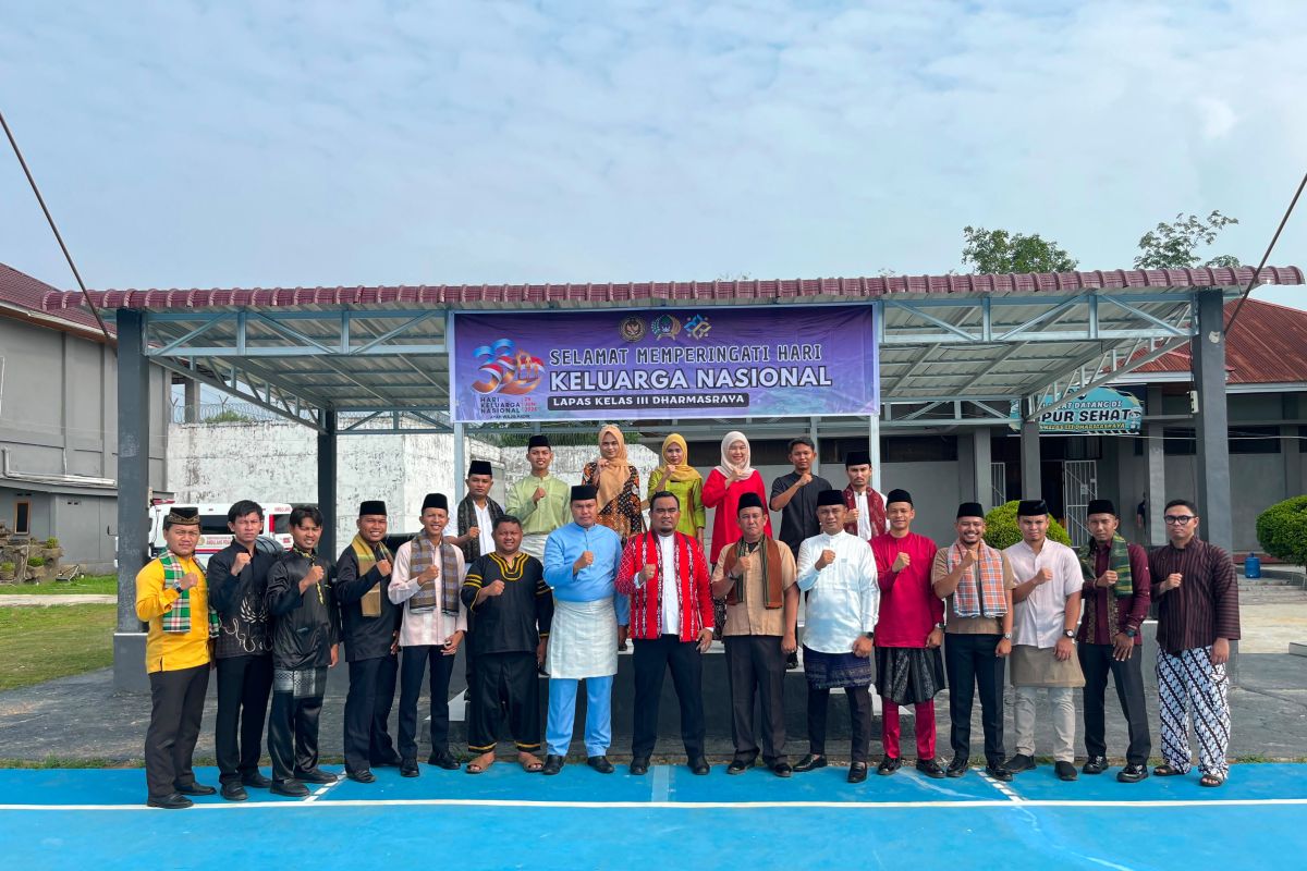 Pegawai Lapas Dharmasraya Kenakan Pakaian Adat Nusantara saat Peringati Hari Keluarga Nasional, Ini Pesan Kalapas