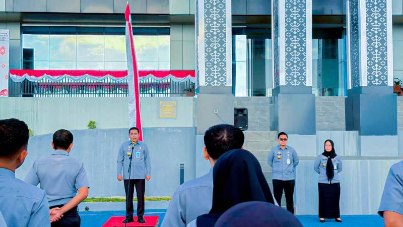 Kakanwil Kemenkum Malut Budi Argap Situngkir Pimpin Apel Pagi, Ingatkan ASN Pasang Bendera Merah Putih dan Jaga Pelayanan Publik