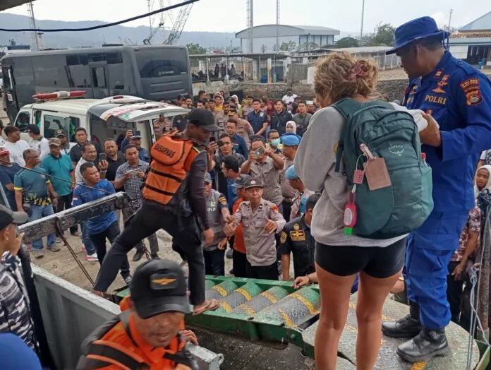 Kapal Wisata Tenggelam di Perairan Tanjung Katupa Bima, 45 Penumpang dan ABK Selamat Dievakuasi