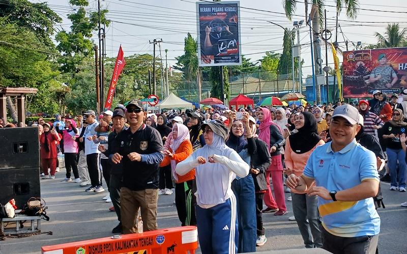 Bupati Barito Utara Shalahuddin Pimpin Senam Pagi di CFD Muara Teweh, Ratusan Warga Padati Bundaran Buah