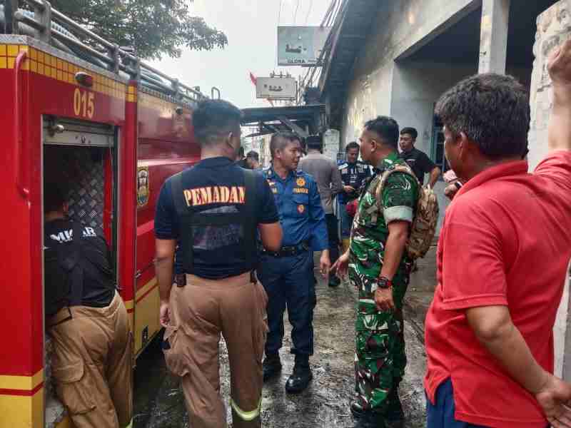 Babinsa Koramil 410-06/Kedaton Sertu Frendi Nijardo Bantu Padamkan Kebakaran Gudang Rongsok di Bandar Lampung, Kerugian Capai Rp10 Juta