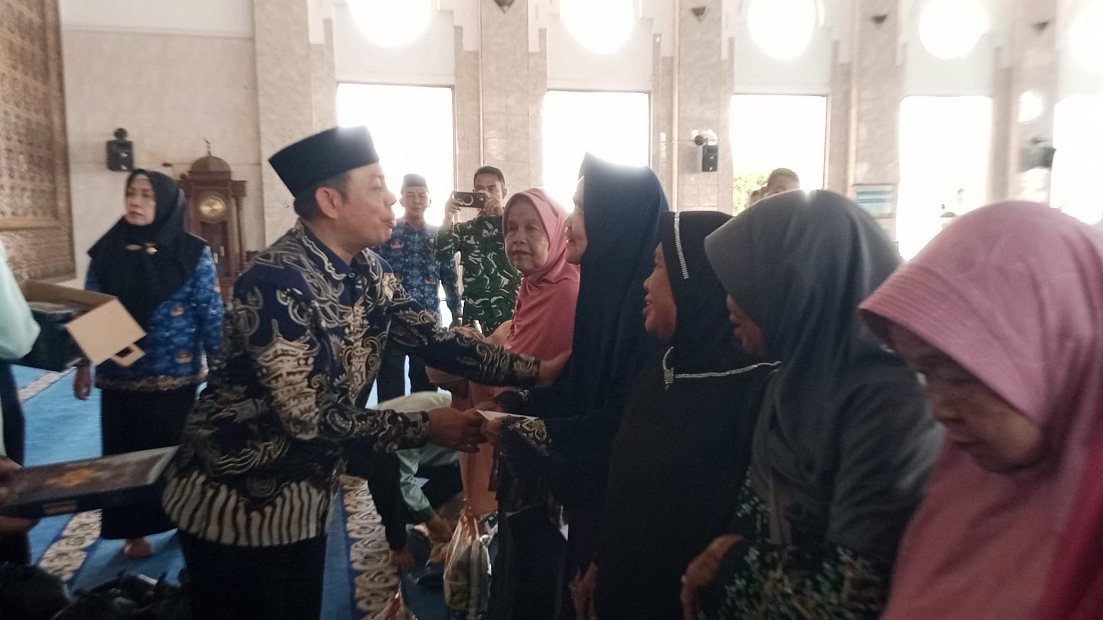 Peringati Tahun Baru Islam, Pemkot Bengkulu dan Baznas Bagikan Sembako dan Uang Tunai ke 900 Janda