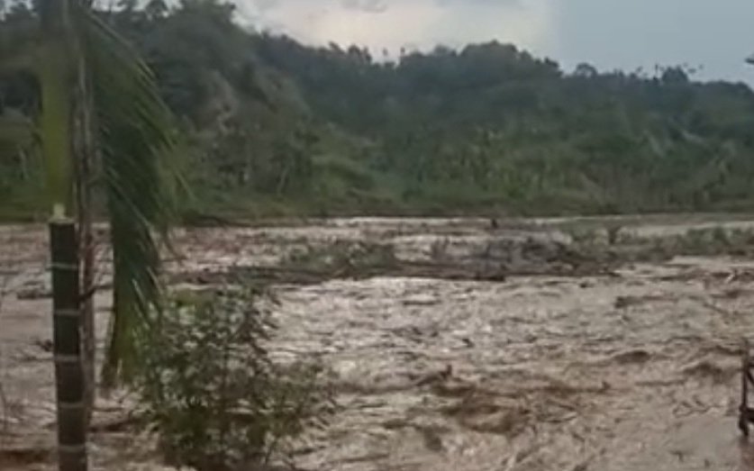 Dua Jembatan Putus Diterjang Banjir Bandang di Sawang, Aceh Utara – Satu Mobil Pengangkut Pasir Hanyut