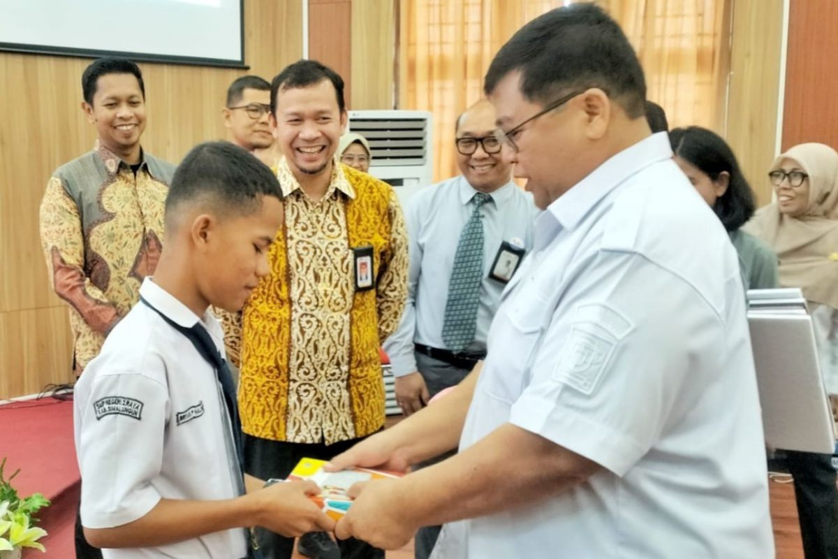 Sekda Simalungun Ajak Pelajar Mulai Menabung Sedikit Demi Sedikit, OJK dan BEI Jadi Narasumber