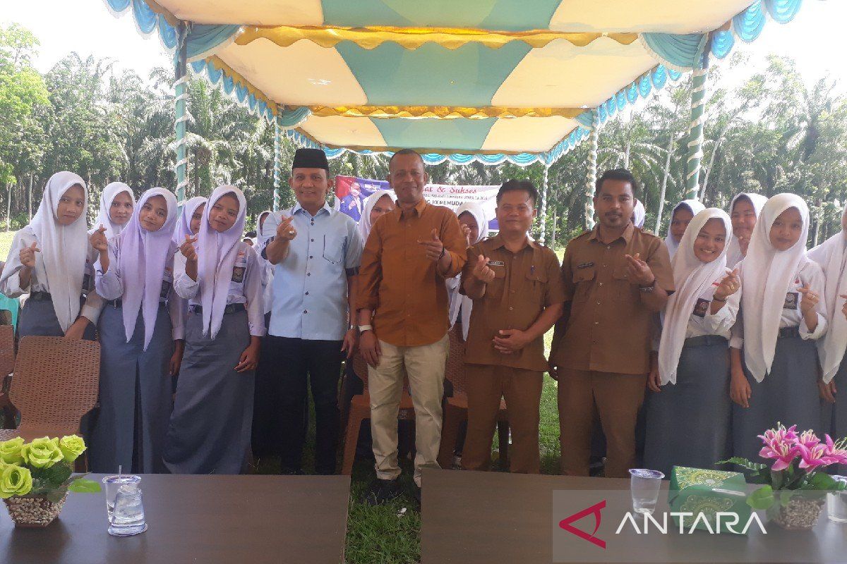 Anggota DPRD Sumut Tondi Roni Tua Dorong Pelajar SMAN 1 Barumun Selatan Fokus Belajar dan Jauhi Narkoba dalam Sosialisasi Ranperda Kepemudaan
