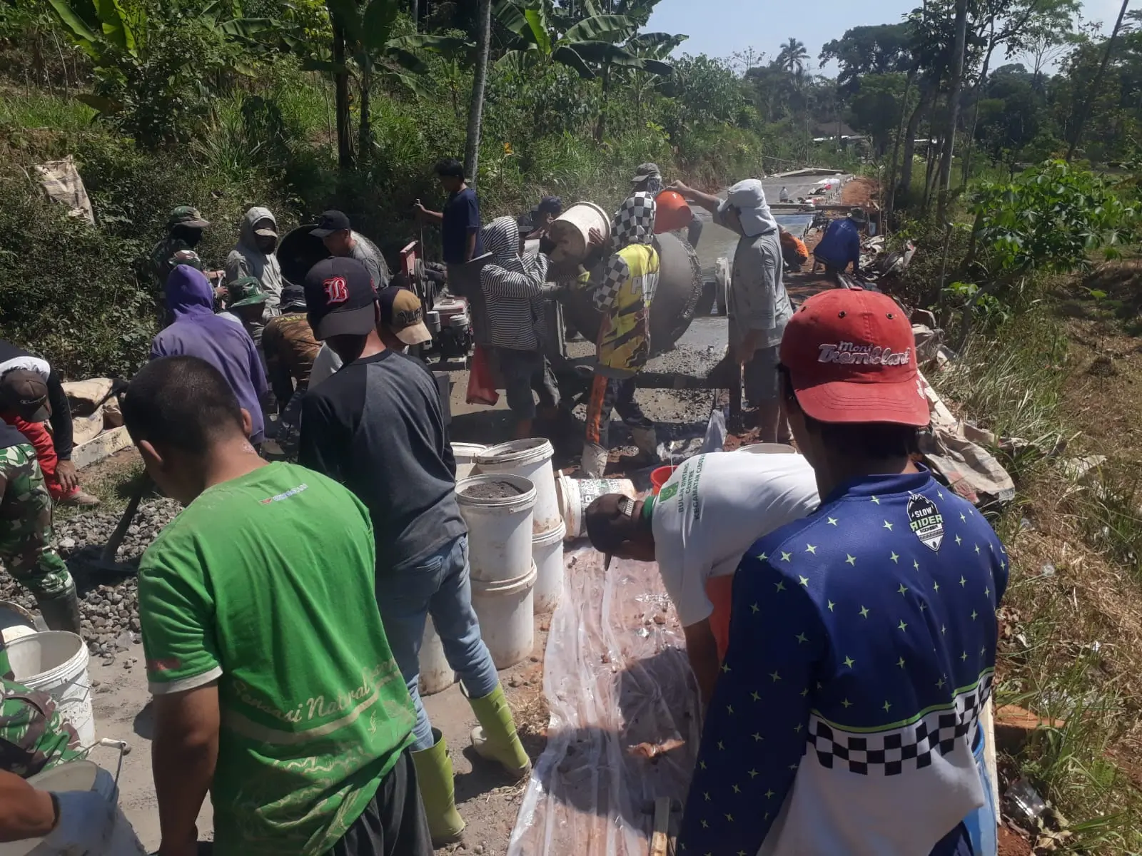 TNI dan Warga Gotong Royong Cor Jalan Beton di Desa Cukil, Target Rampung Tepat Waktu
