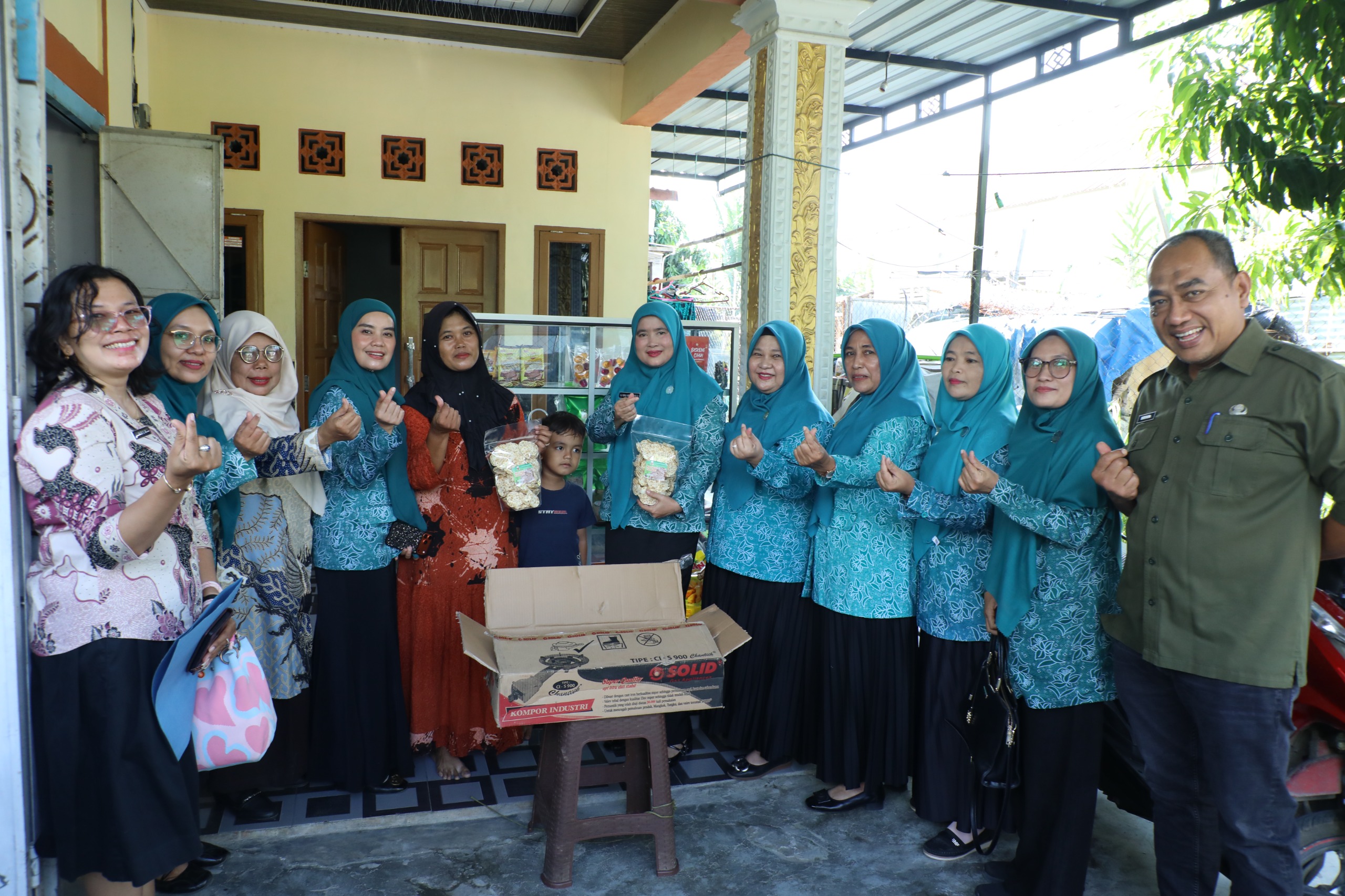 Ketua PKK Asahan Salurkan Bibit Jeruk dan Etalase untuk UMKM di Kelurahan Sentang Jelang Lomba UP2K Sumut