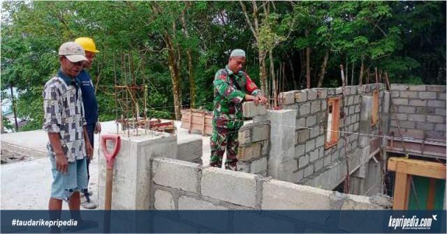 Babinsa Koramil 04/Dabo Koptu Erwin.S Bantu Warga Desa Batu Berdaun Pasang Batako Mesjid At Taqwa