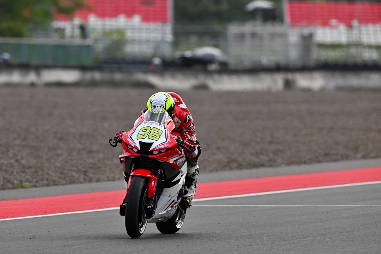 Pebalap AHRT Irfan Ardiansyah Menangi Race 2 ARRC 2026 di Mandalika, Rebut Lap Tercepat 1 Menit 46,919 Detik