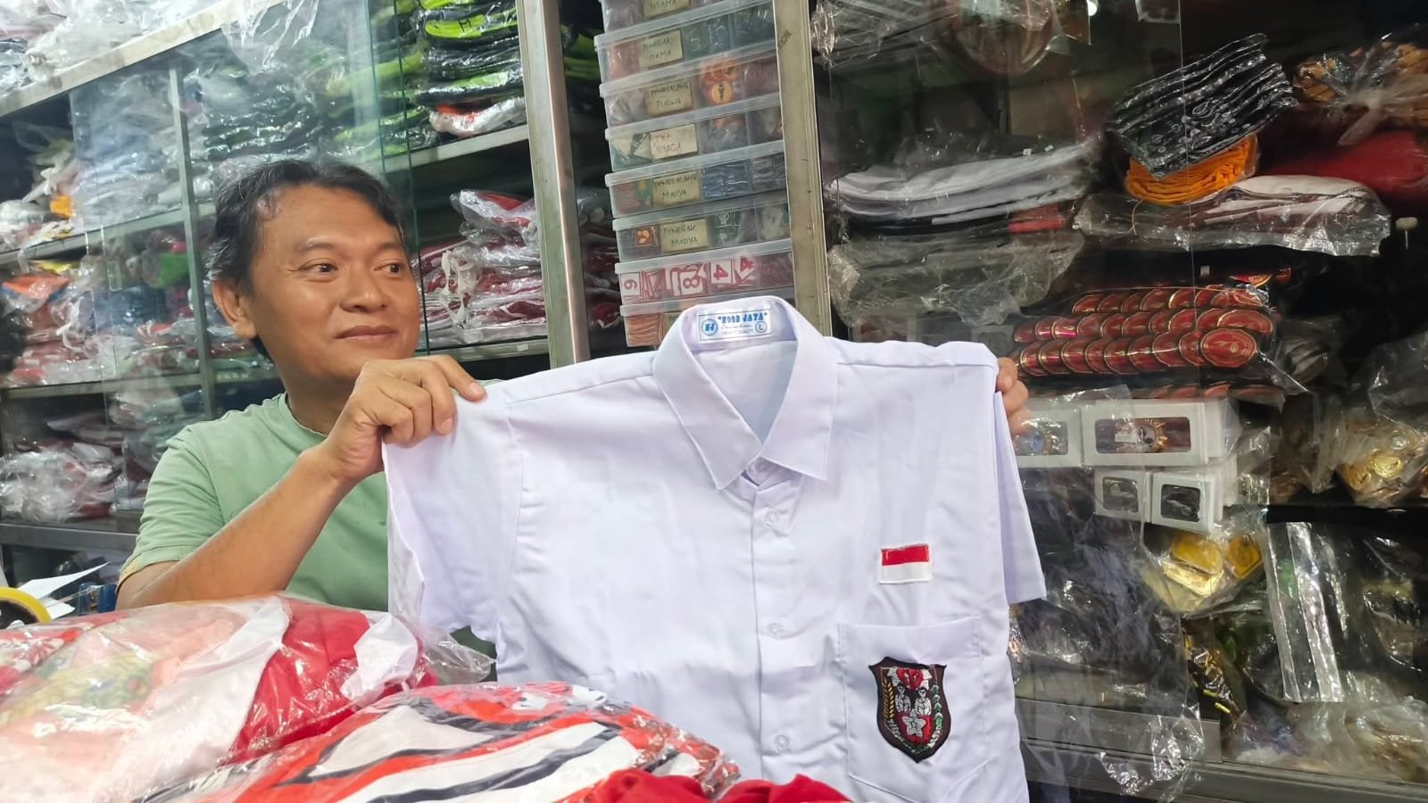 Lonjakan Penjualan Seragam Sekolah di Kudus Tembus 70 Persen, Pedagang Pilih Tahan Harga Demi Lawan Toko Online
