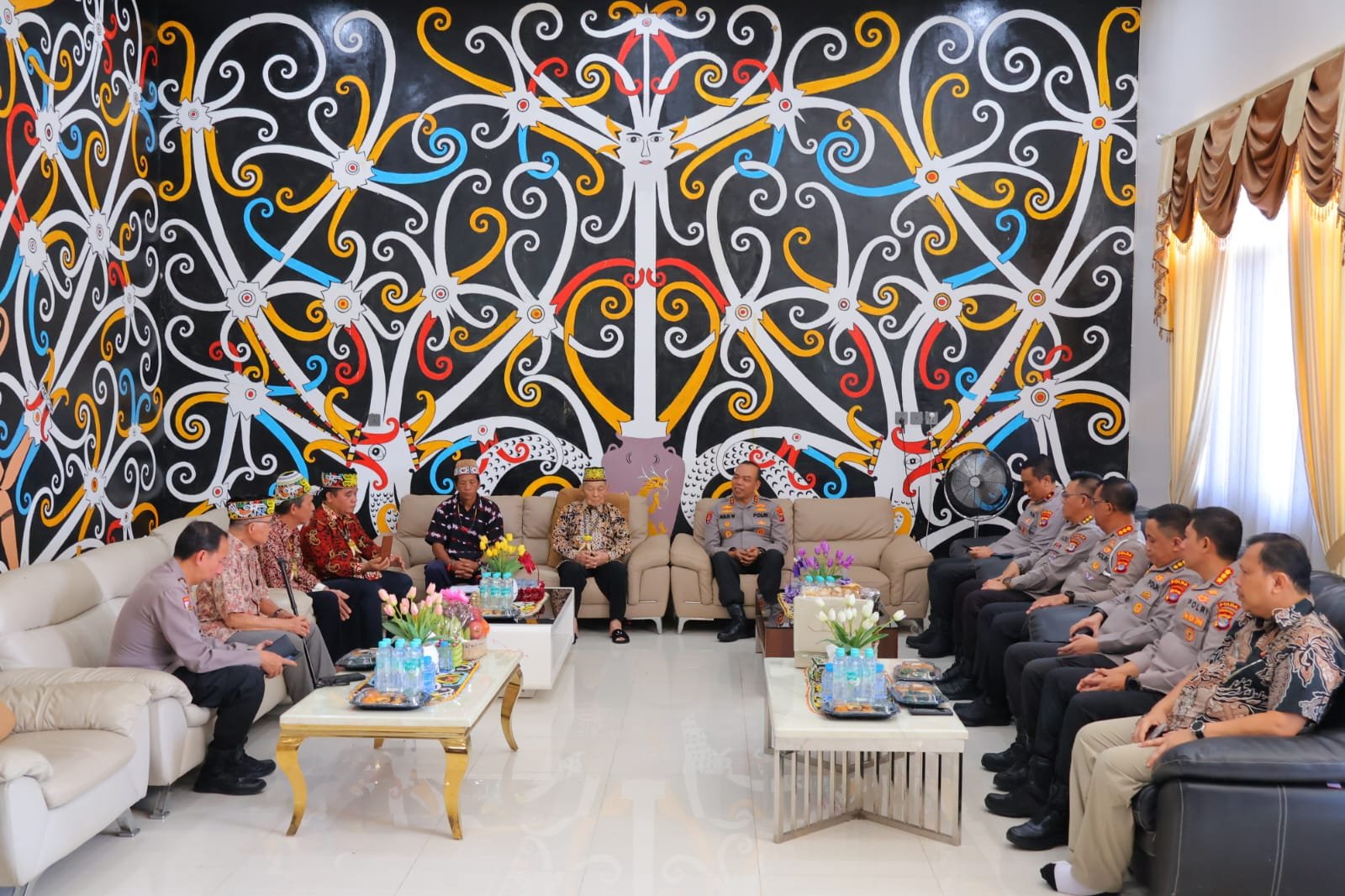 Kapolda Kaltara Silaturahmi ke Lembaga Adat Dayak, Terima Mandau dan Rompi Adat sebagai Tanda Diterima Keluarga Besar LAD