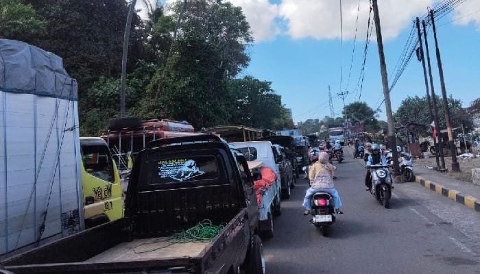 Antrean Panjang BBM di SPBU Ende Akibat Pembatasan Kuota Pertamina, Sopir Angkot Keluhkan Pendapatan Anjlok