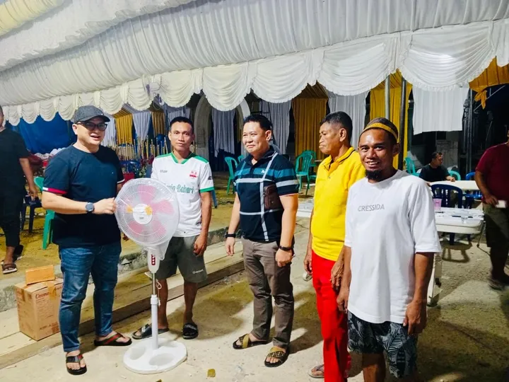 Kakanwil Kemenkum Sultra Serahkan Hadiah Lomba Domino di Kelurahan Lalolara, Semarakkan Hari Lahir Pancasila