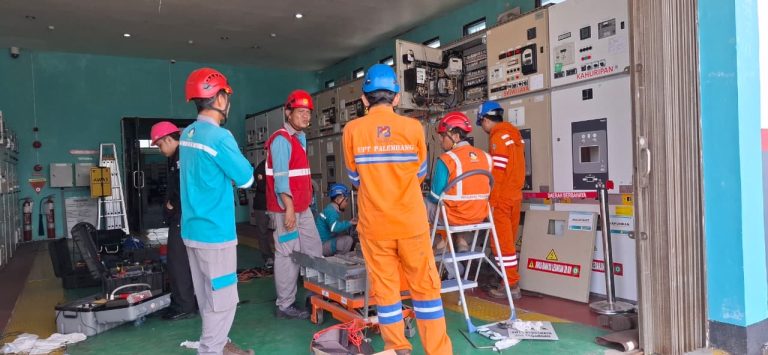 PLN UPT Palembang Rawat 3 Penyulang di Keramasan Tanpa Padamkan Listrik Pelanggan, Begini Caranya