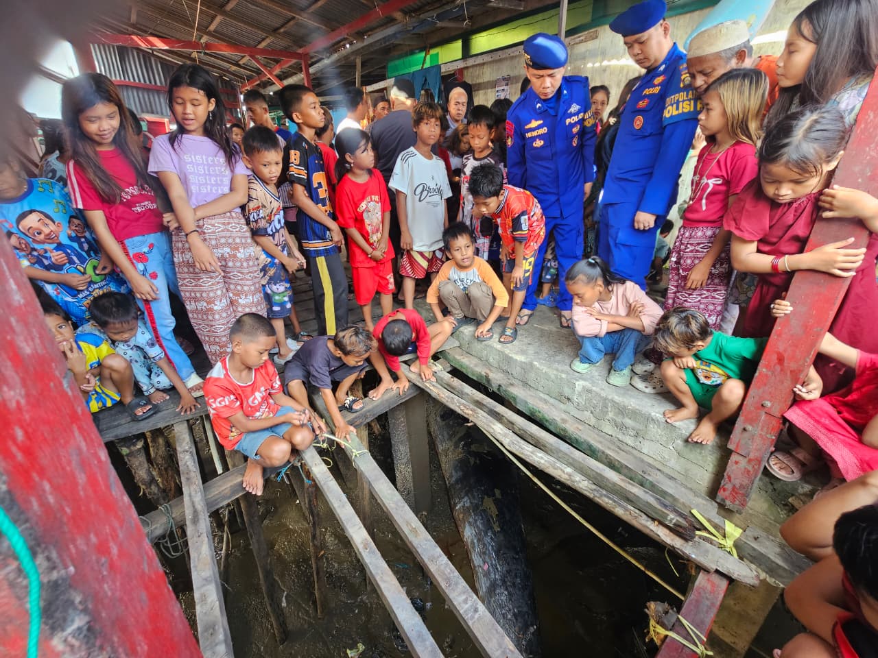 Bangkai Paus Biru 13 Meter Terjepit di Bawah Rumah Warga Banyuasin, Evakuasi Berujung Pemotongan