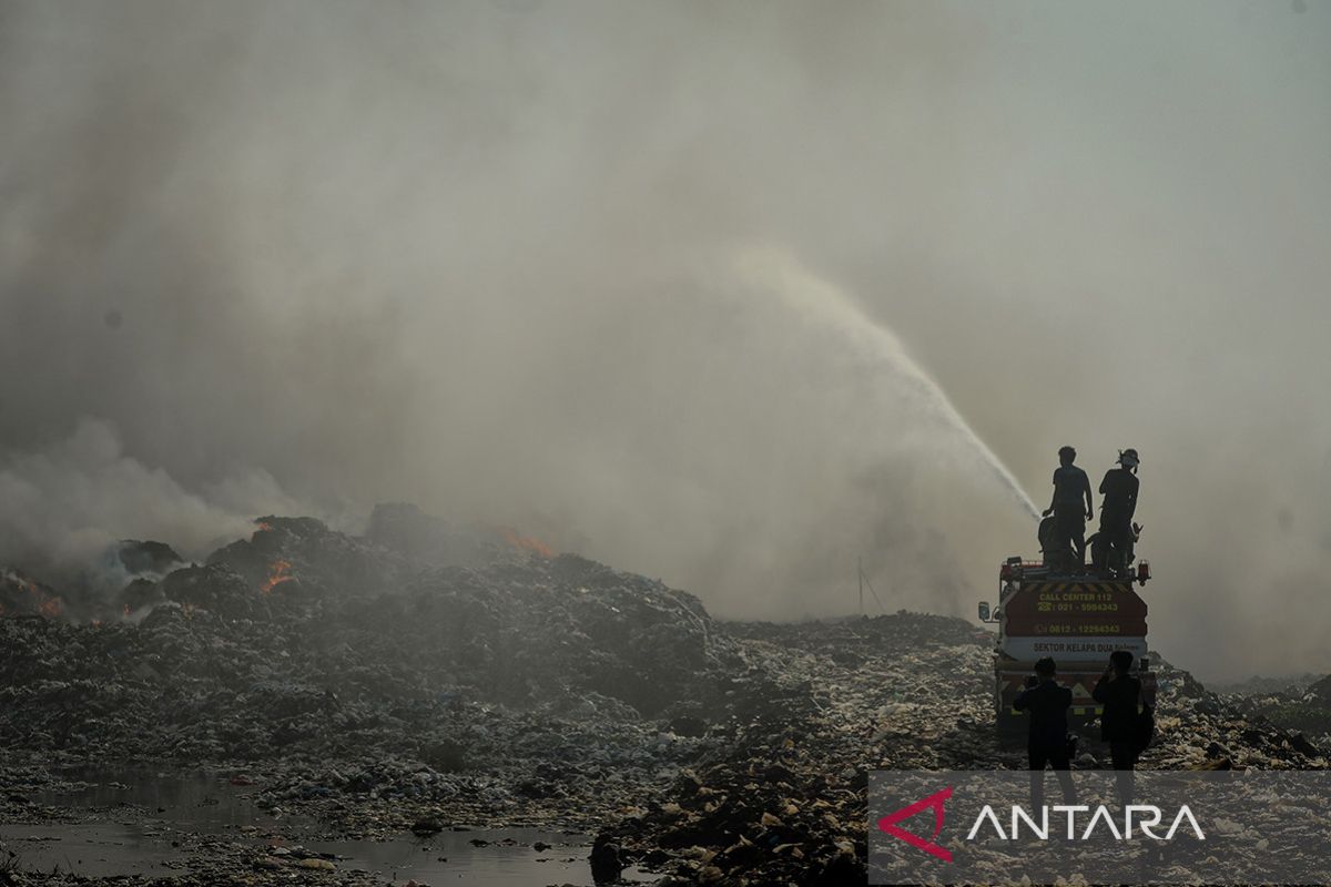 BNPB Buka Jalur Khusus untuk Padamkan Kebakaran TPA Jatiwaringin di Tangerang, 7 Hektare Terbakar
