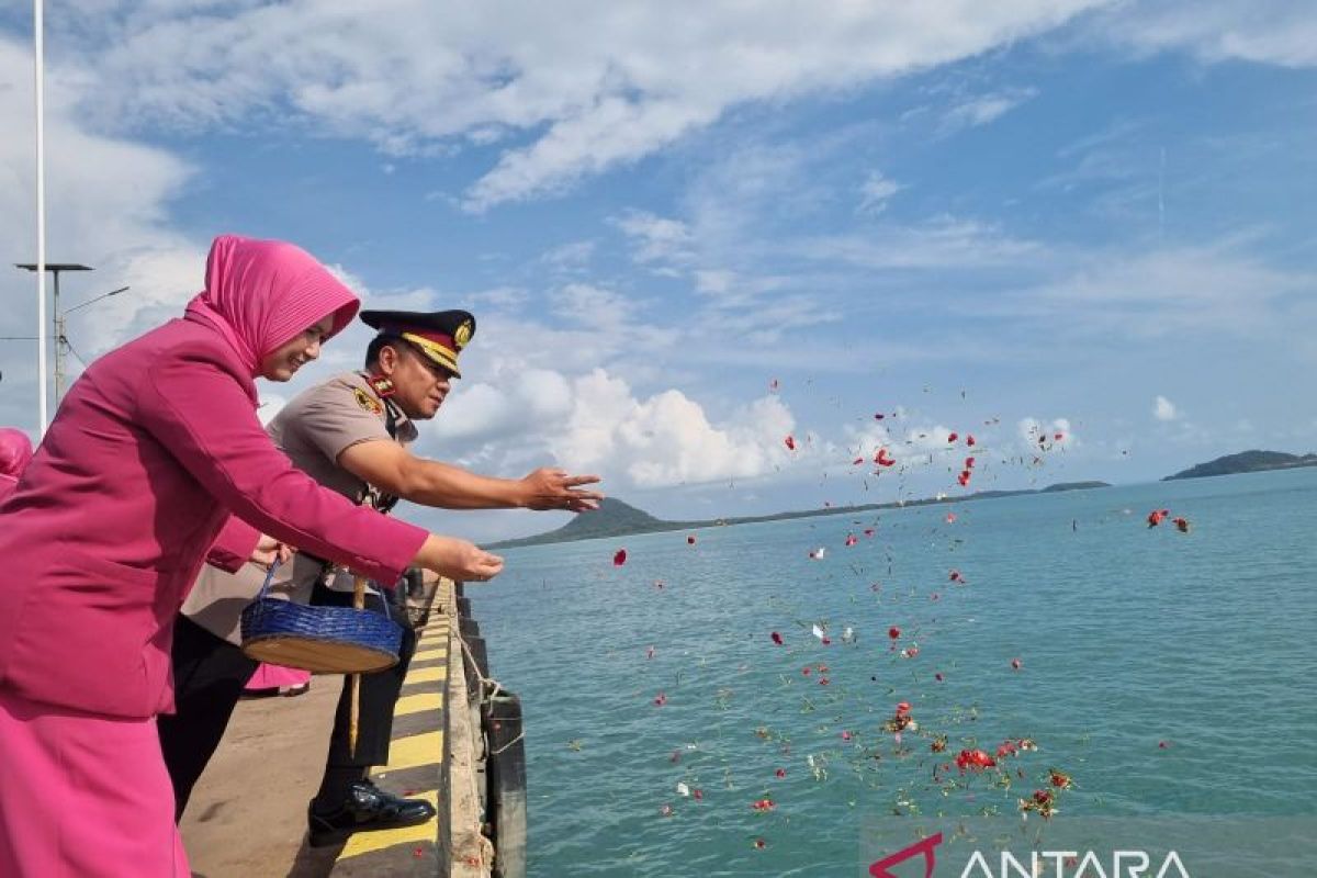 Kapolres Bangka Selatan Pimpin Tabur Bunga di Pelabuhan Sadai, Peringati HUT Bhayangkara ke-80