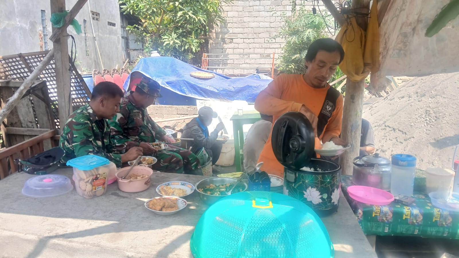Momen Makan Bersama Satgas TMMD dan Warga di Desa Cukil, TNI Tunjukkan Kemanunggalan di Tengah Istirahat