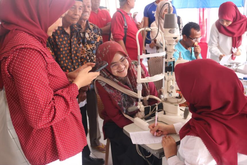 150 Lansia di Padang Terima Kacamata Gratis dari DHD BPK 45 Sumbar saat HUT RI ke-81
