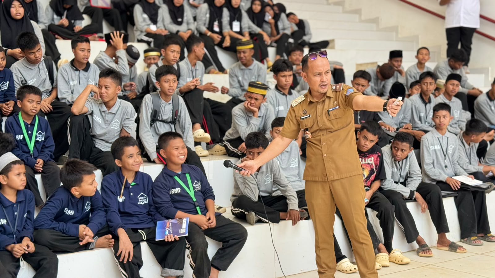 Kadis Kominfo Kendari Bekali Siswa Baru Sekolah Rakyat Cara Cerdas Bermedia Sosial dan Aman dari Jerat Judi Online