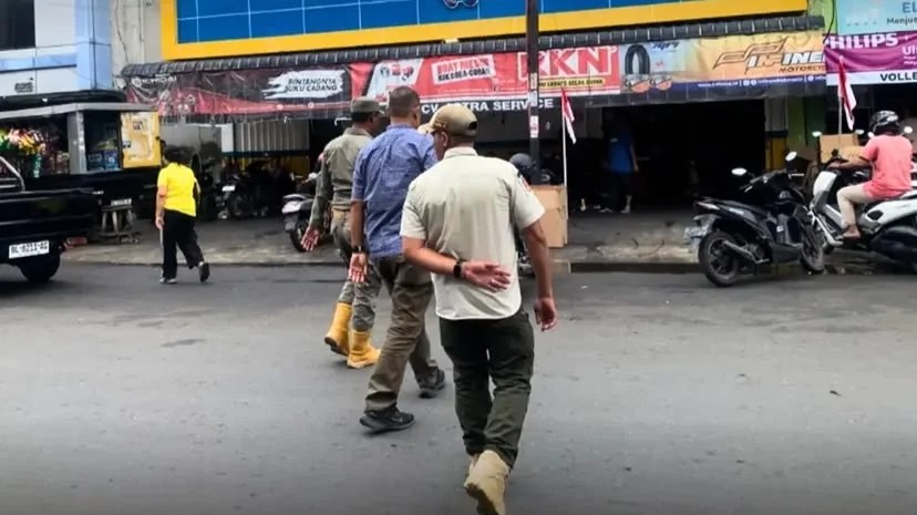 Satpol PP-WH Banda Aceh Tegur Pemilik Bengkel di Peunayong yang Pakai Badan Jalan untuk Servis Kendaraan
