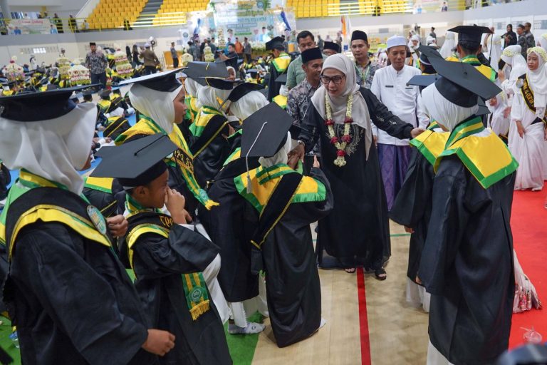 Wali Kota Banjarbaru Lisa Halaby Wisuda Ratusan Santri TPQ dan Tahfidz, Diproyeksikan Jadi Motor Penggerak Pembangunan Kota