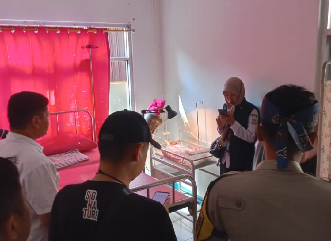 Bayi Laki-Laki Ditemukan dalam Tas di Gang Permukiman Garut, Kondisi Sehat dan Kini Dirawat di Puskesmas