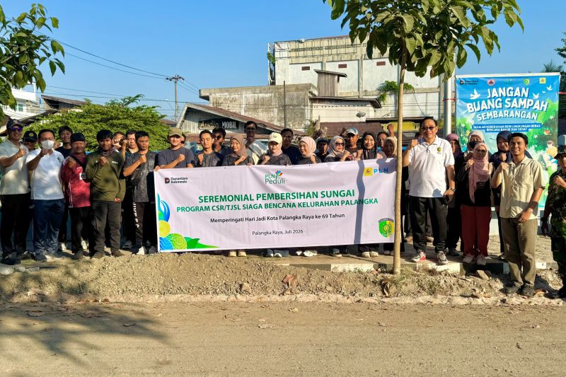 PLN Gelar Kerja Bakti Bersama Warga Palangka Raya, Perkuat Kesiapsiagaan Bencana di Kelurahan Palangka