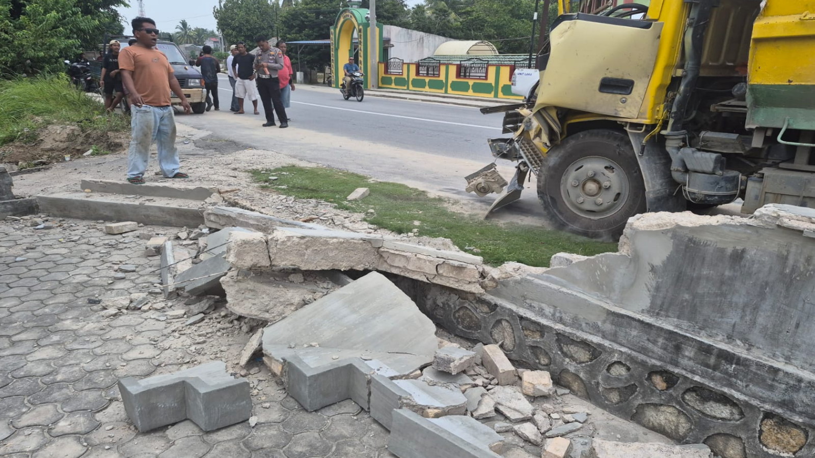 Tie Rod Dump Truck Bermuatan Aspal Lepas di Karimun, Truk Tabrak Pagar Rumah dan Tiang Internet