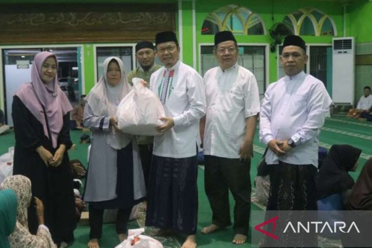 Pemkab Bangka Tengah Salurkan Bantuan Sosial dari Dana Zakat ASN, Puluhan Paket Sembako dan Santunan Anak Yatim Diserahkan