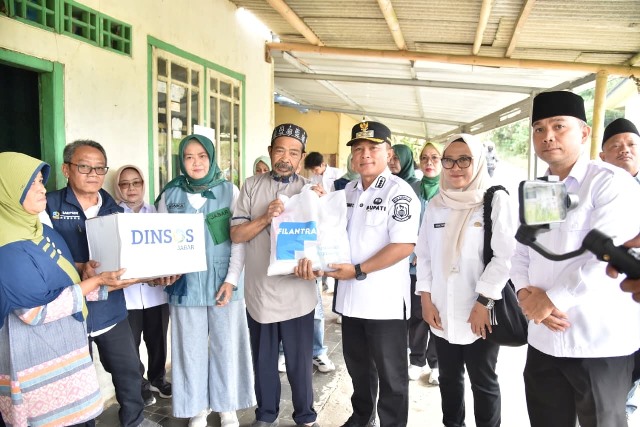 Pemprov Jabar Luncurkan Kampung Sosial di Kuningan, 170 Warga PPKS Terima Bantuan Sembako hingga Ternak Kambing