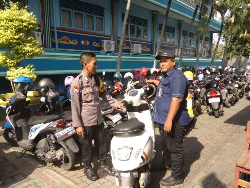 Bhabinkamtibmas Polsek Tanjung Karang Barat Sambangi Security SMA Perintis 2 Bandar Lampung, Imbau Waspada Curanmor dan Laporkan ke 110