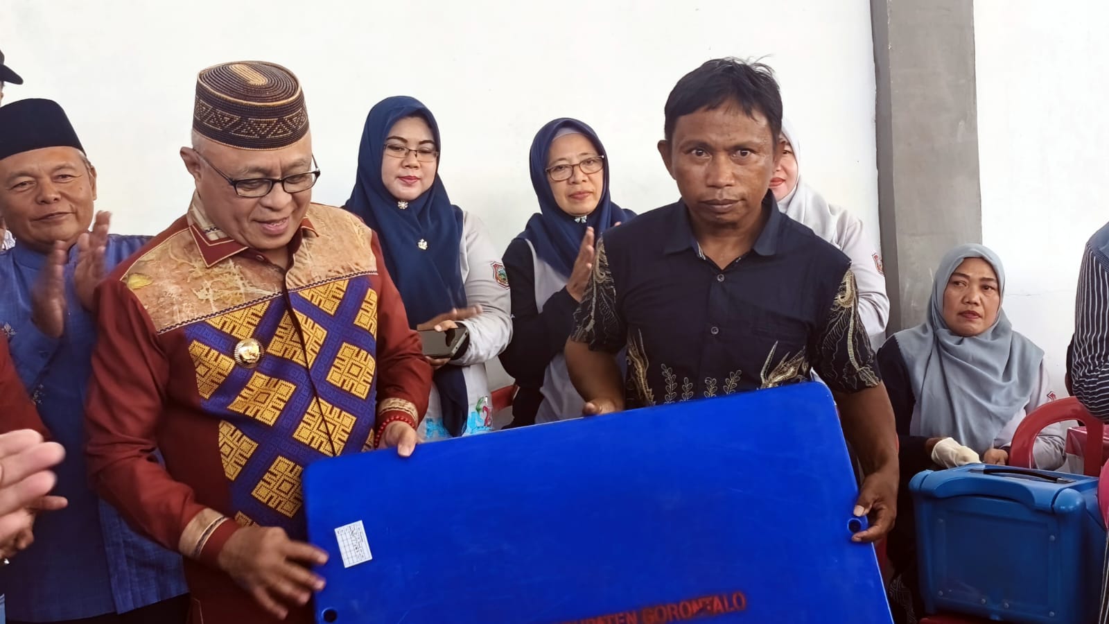 Pemkab Gorontalo Bagikan Coolbox ke 119 Pelaku UMKM Perikanan di 13 Kecamatan, Sofyan Puhi: Jaga Kualitas Ikan di Pasar