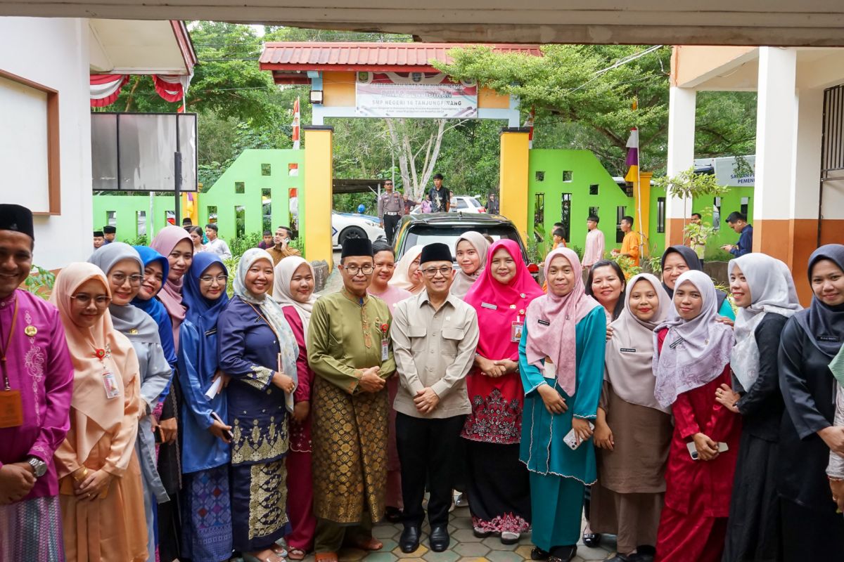 Papan Interaktif Digital Ubah Cara Belajar di SMPN 16 Tanjungpinang, Wamendikdasmen Tinjau Langsung Penerapannya