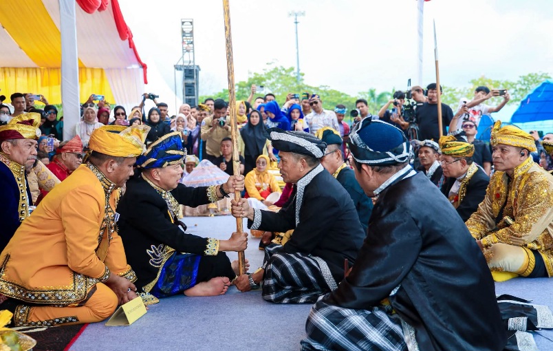 Gubernur Sultra Andi Sumangerukka Terima Gelar Adat Muna, Sebut Budaya Fondasi Kemajuan Daerah
