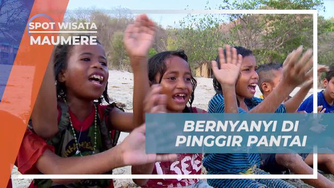Bernyanyi di Pinggir Pantai Koka, Momen Anak-Anak Maumere Usai Bermain Sepanjang Sore