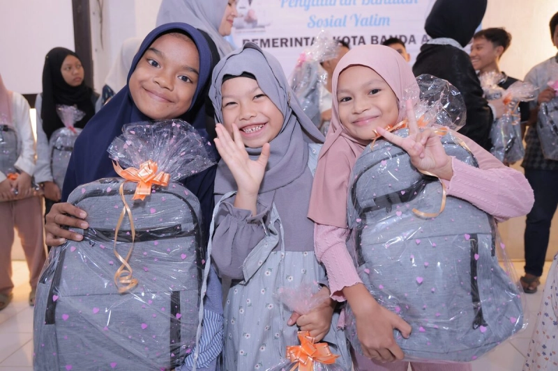 Wali Kota Banda Aceh Salurkan Bantuan Perlengkapan Sekolah ke 250 Anak Yatim dari 11 Gampong Jelang Tahun Ajaran Baru 2026/2027