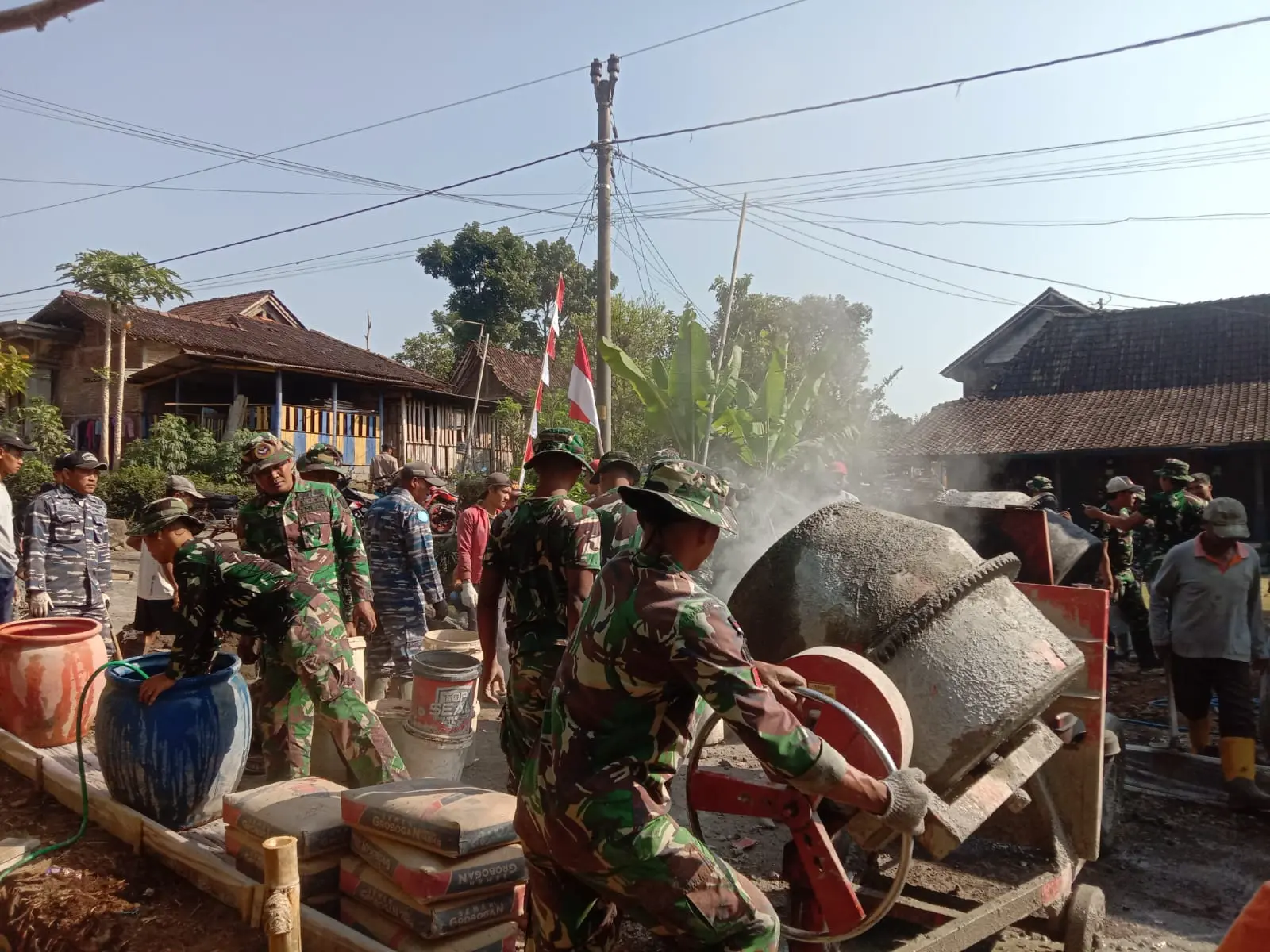 TMMD Kodim Salatiga Rampungkan Pengecoran Jalan Desa di Dusun Kaliwarak, Cukil, Warga Gotong Royong hingga Titik Akhir