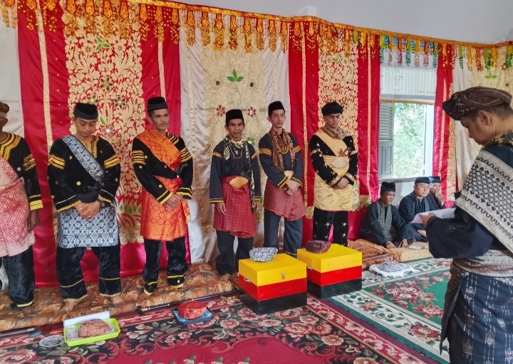 Muhamad Syukur, Wartawan Senior dan Eks Anggota DPRD, Resmi Sandang Gelar Penghulu Datuak Godang Rajo di Tanah Datar