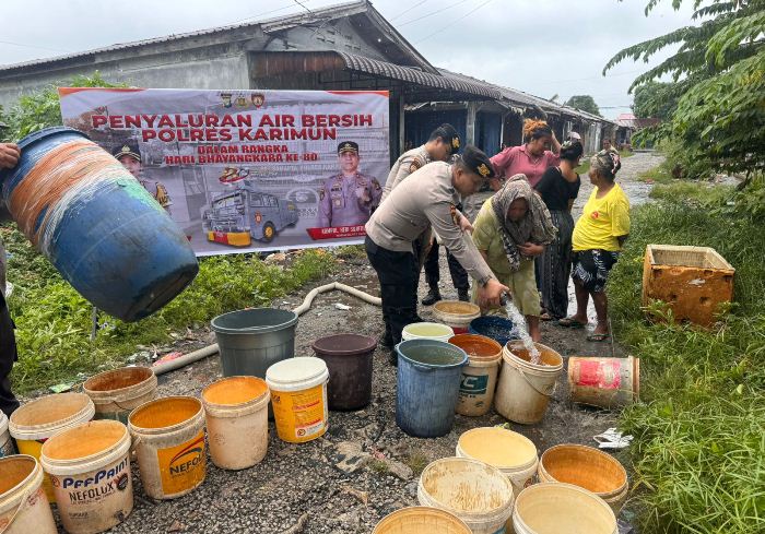 Polres Karimun dan Brimob Salurkan Air Bersih ke Dua Titik di Sei Lakam Barat, Warga Sambut Bantuan