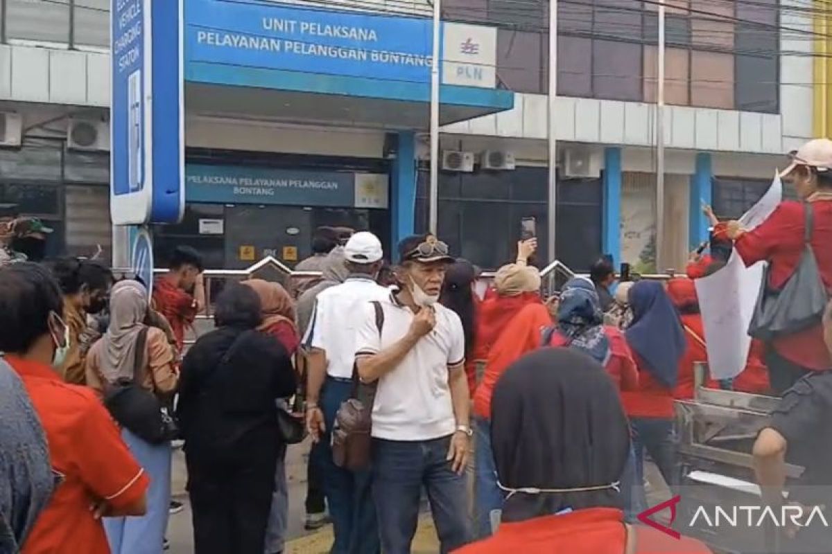 Ratusan Warga Bontang Kepung Kantor PLN UP3, Tuntut Pemadaman Listrik Bergilir Dihentikan 1 Oktober